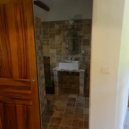 Holiday home Veritable Mas Provencal Comprenant 3 En Pleine Nature